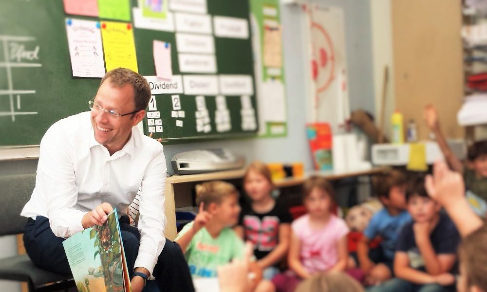 Vorlesen für unsere jüngsten Schulkinder in Mahlsdorf Einer guten Tradition folgend, besuchte ich heute zum Abschluss des Schuljahres zwei Grundschulen, die Friedrich-Schiller-Grundschule und die Kiekemal-Grundschule in Mahlsdorf, um unseren jüngsten Schulkindern etwas vorzulesen.