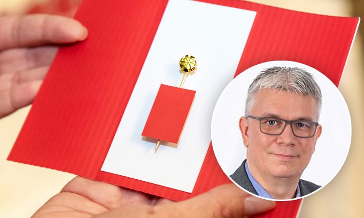 Der Vorsitzende im Landeselternausschuss Schule und im Bezirkselternausschuss Schule Marzahn-Hellersdorf wurde mit der Berliner Ehrennadel für besonderes soziales Engagement ausgezeichnet.