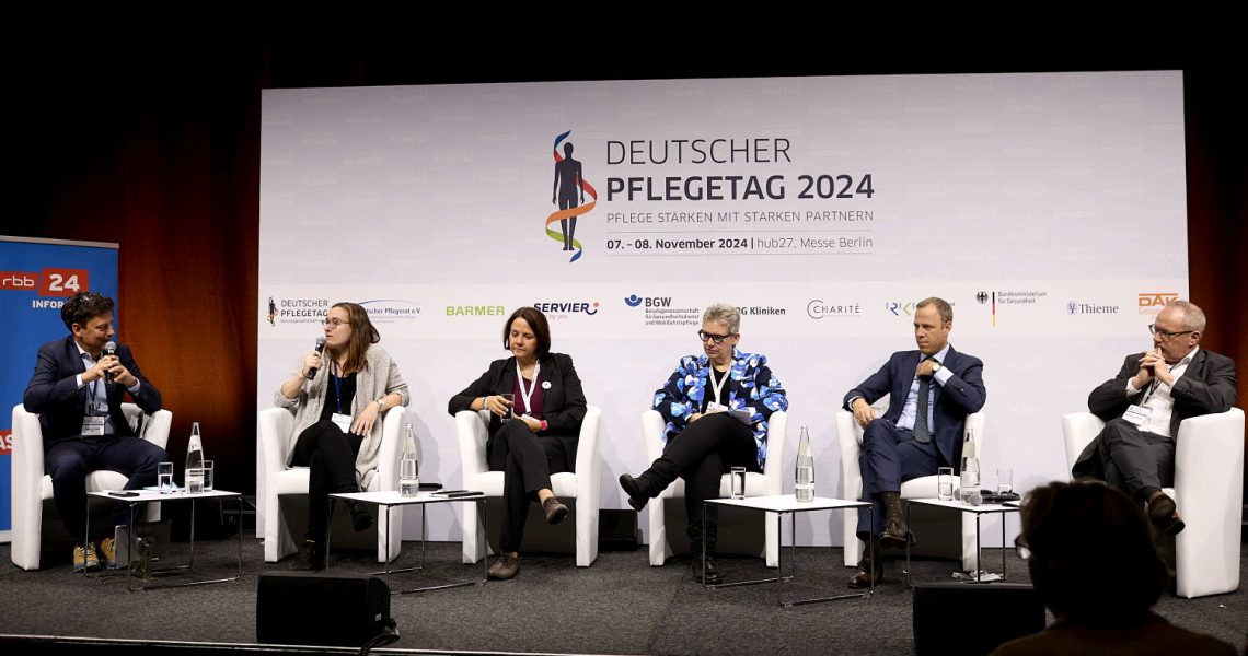 Unter dem Motto „Pflege zeigt Haltung“ findet seit gestern auf dem Messegelände der Deutsche Pflegetag statt. Heute hatte ich Gelegenheit, an einer Diskussionsrunde teilzunehmen, die vom RBB moderiert wurde. Mit dabei waren Christine Vogler vom Deutschen Pflegerat e.V., Lina Gürtler vom DBfK, Yvonne Ribi vom schweizerischen SBK sowie der im Bundesgesundheitsministerium zuständige Abteilungsleiter für die Pflegepolitik, Dr. Martin Schölkopf.