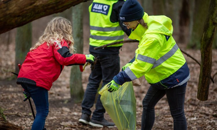Zusammen mit der Mahlsdorfer Kita „Haus am Wald“ und unseren Helden von ALBA haben wir uns heute durch Wälder und Grünflächen gekämpft, Müll gesammelt und dabei viel über Mülltrennung gelernt