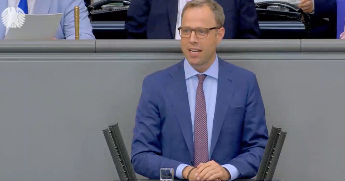 Deutschland befindet sich im wirtschaftlichen Abstieg. Im Ranking der führenden Wirtschaftsnationen sind wir seit 2022 neun Plätze nach unten gerutscht. Energieintensive Industrien sind um 20% eingebrochen. Die Insolvenzen sind im ersten Halbjahr um 30% angestiegen. 150.000 Unternehmen sind still und leise gestorben. Investoren, Fachkräfte und Industriezweige wandern ins Ausland ab. Das Vertrauen in die politischen Entscheidungsträger ist signifikant aufgezehrt. Das wollen wir ändern!