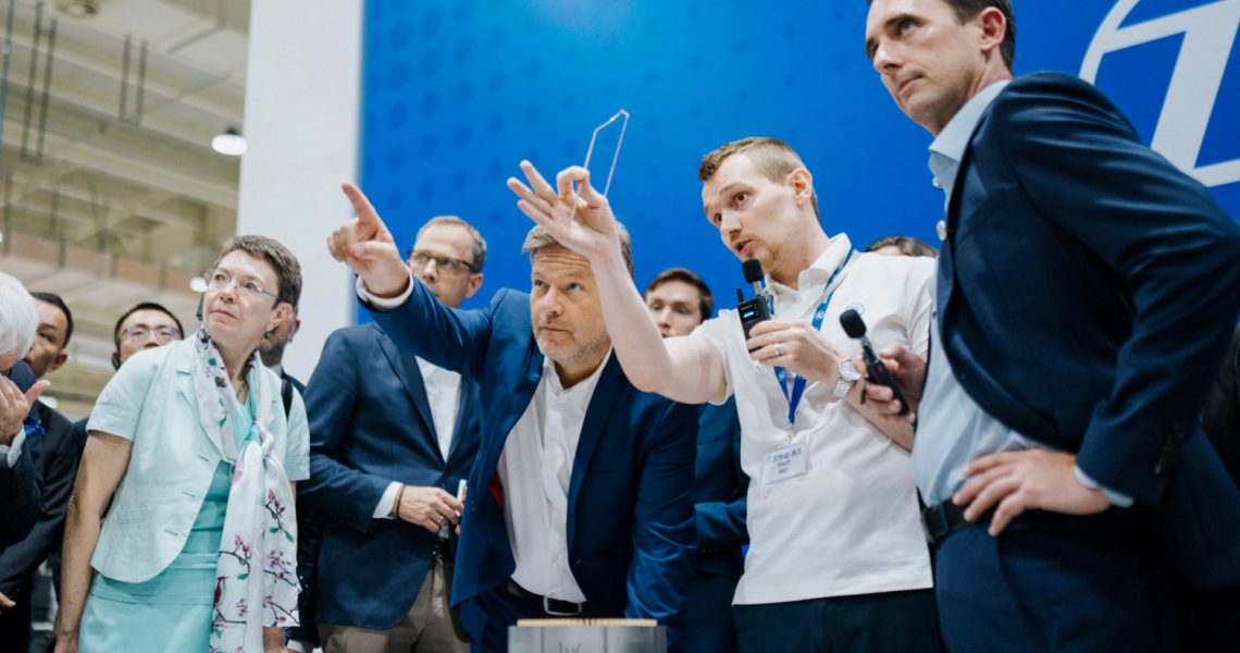 Vergangene Woche durfte ich als Mitglied des Wirtschaftsausschusses im Bundestag den Bundesminister für Wirtschaft und Klimaschutz und Vizekanzler, Robert Habeck, auf seiner fünftägigen Reise nach Südostasien begleiten. Das erste Ziel unserer Delegation war Seoul in Südkorea, anschließend setzten wir unsere Reise in China fort und besuchten die Städte Peking, Shanghai sowie Hangzhou.