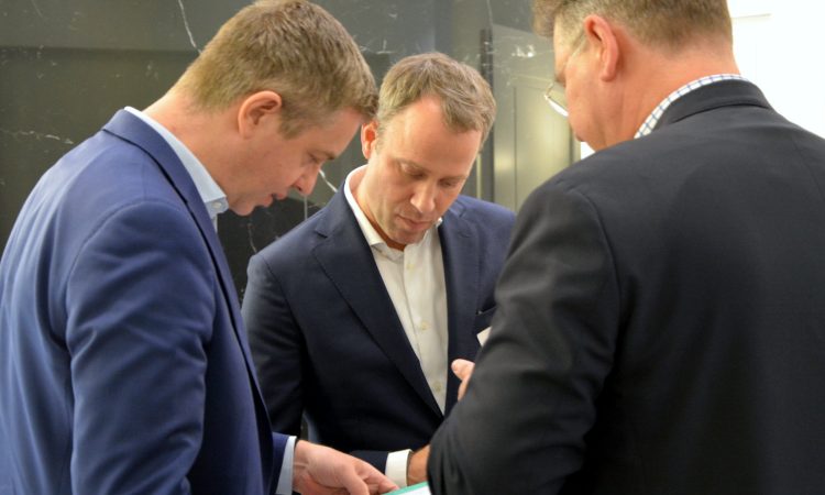 In Zeiten von Wohnungsknappheit und steigenden Mieten sind Genossenschaften als Garanten für bezahlbaren Wohnraum und sozialen Frieden in unseren Kiezen unverzichtbar. In Marzahn-Hellersdorf gibt es knapp 146.000 Wohneinheiten. 33.000 davon sind Ein- und Zweifamilienhäuser, gut 112.000 Wohnungen sind Mietwohnungen. Jede vierte davon ist eine Genossenschaftswohnung. Deshalb interessiert mich schon seit vielen Jahren, was die Genossenschaften in unserem Bezirk bewegt.