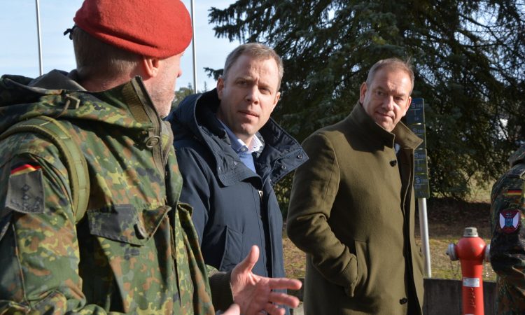 Am 29. Januar 2024 besuchte ich zusammen mit meinem Bundestagskollegen und stellvertretenden Vorsitzenden des Verteidigungsausschusses, Henning Otte, das ABC-Abwehrregiment 1 (ABCAbwRgt 1) in Strausberg. Soldaten aus meinem Wahlkreis hatten diesen Besuch angeregt, weil sich dieses relativ junge Regiment in einer erheblichen personellen Schieflage befindet.