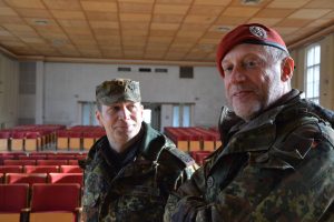 Truppenbesuch von Mario Czaja und Henning Otte beim ABC-Abwehrregiment 1 in Strausberg