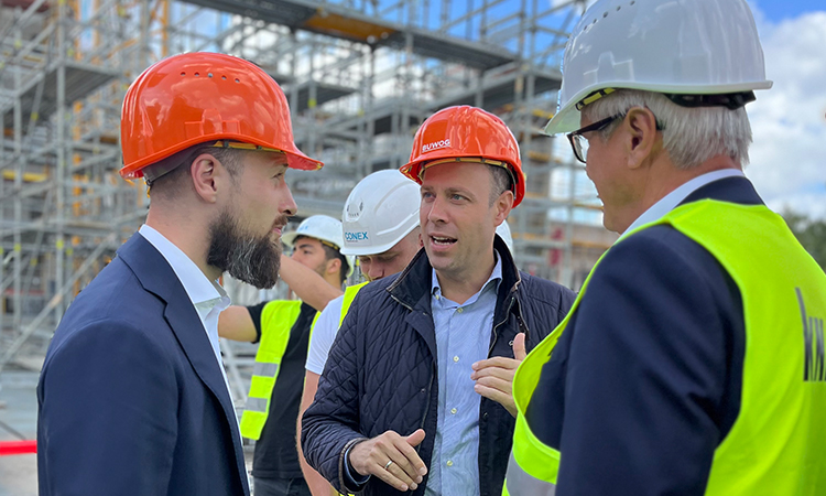 Gestern war Bundesbauministerin Geywitz in Kaulsdorf, um sich das Bauvorhaben anzuschauen. Ich habe den Verantwortlichen die Interessen der Anwohner nähergebracht.