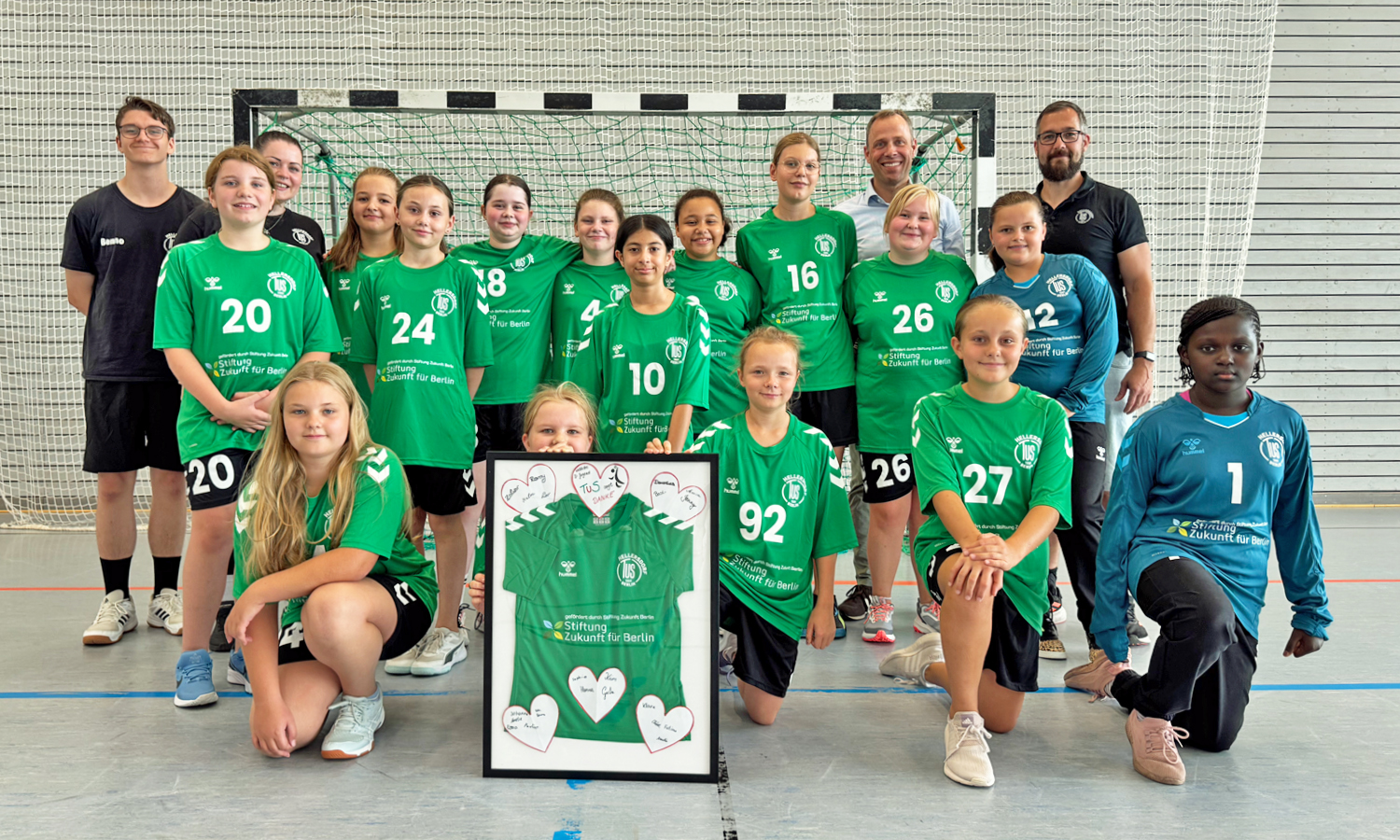 Mit der Stiftung Zukunft für Berlin konnten wir neue Mannschaftstrikots für die Mädchen der D-Jugend in der Handballabteilung des TuS Hellersdorf spenden.