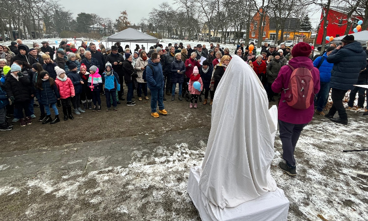 Es ist (fast) geschafft. Am morgigen Dienstag, 13 Uhr, wird nun endlich die Bronzeskulptur des Sandmännchens auf dem Ullrichplatz feierlich eingeweiht. Damit kehrt...