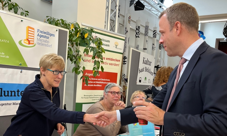Gern habe ich als Bundestagsabgeordneter für Marzahn-Hellersdorf die Schirmherrschaft für die Seniorenmesse übernommen, weil mir gute Angebote und eine gute Infrastruktur gerade für ältere Menschen im Bezirk am Herzen liegen.