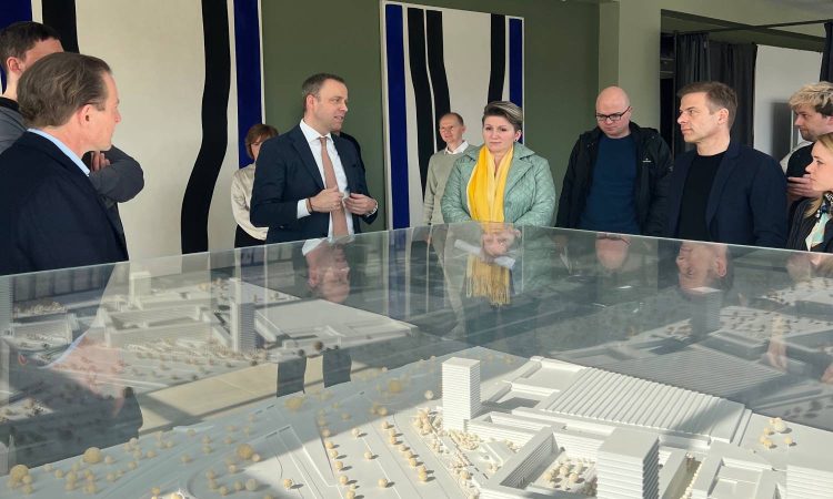 Bei einem von der IHK organisierten Kiez-Spaziergang durch den CleanTech Park Marzahn konnten die ansässigen Unternehmen demonstrieren, welch enorme Innovationskraft in unserem Bezirk vorhanden ist.