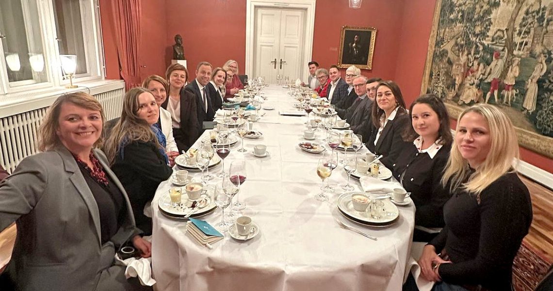 Wir blicken auf die 20-jährige Mitgliedschaft Polens in der Europäischen Union zurück. In den vergangenen zwei Jahrzehnten hat Polen nicht nur eine enorme Stärkung auf wirtschaftlicher und politischer Ebene erfahren, sondern auch eine kulturelle und gesellschaftliche Bereicherung erlebt. Mit rund 100.000 polnischstämmigen Berlinern ist dies die zweitgrößte Gruppe von Menschen mit Zuwanderungsgeschichte in unserer Stadt. Auch in meinem Bezirk Marzahn-Hellersdorf leben und arbeiten viele dieser Menschen und tragen zum Wachstum und zum guten Zusammenleben bei.