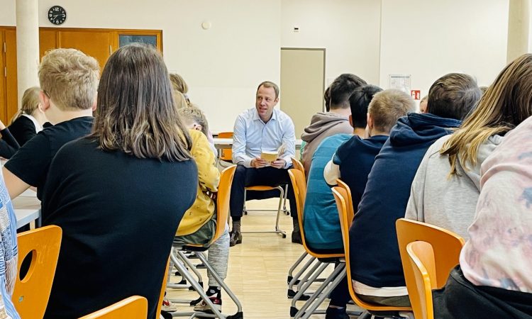 Vorlesetag in Marzahn-Hellersdorf "Bücher lesen heißt, wandern gehen in ferne Welten, aus den Stuben, über die Sterne." - Jean Paul
Als Bundestagsabgeordneter für Marzahn-Hellersdorf bin ich immer gern zu Besuch in den Schulen unseres Bezirks.