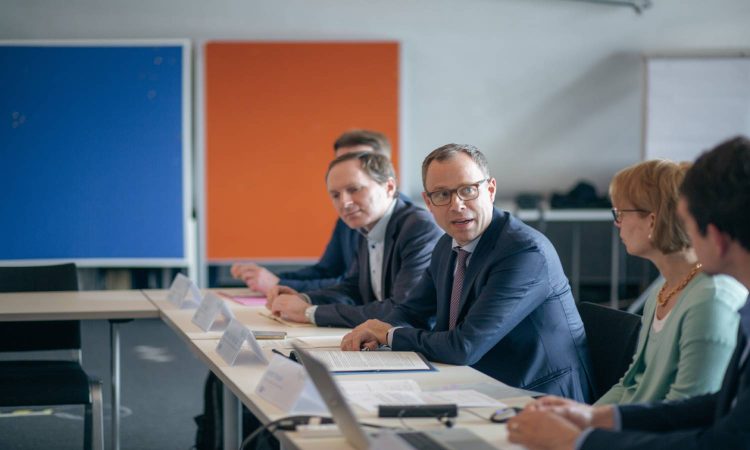 Auf Einladung der IHK Berlin habe ich mich mit Vertretern der Pflegedienste und Krankenhäuser sowie der Gesundheitswirtschaft zu einem Branchendialog getroffen, um gemeinsam Lösungen für die steigende Zahl an Leiharbeitern in diesen Branchen zu finden.